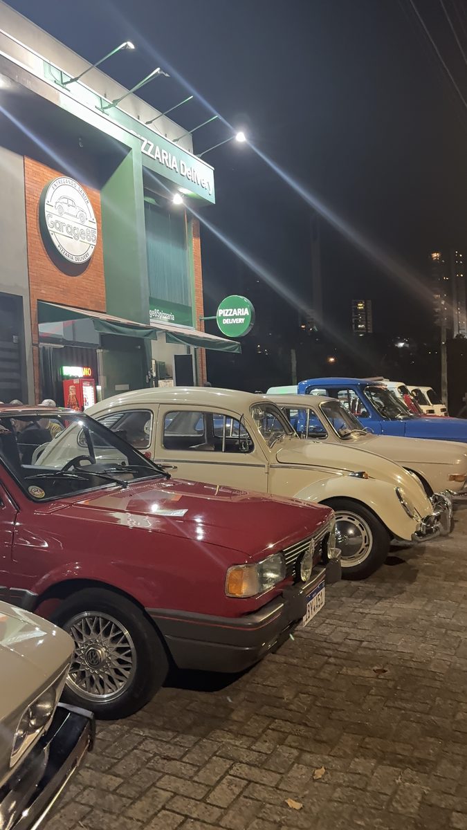 Clássico vermelho na fila de carros do encontro, à noite