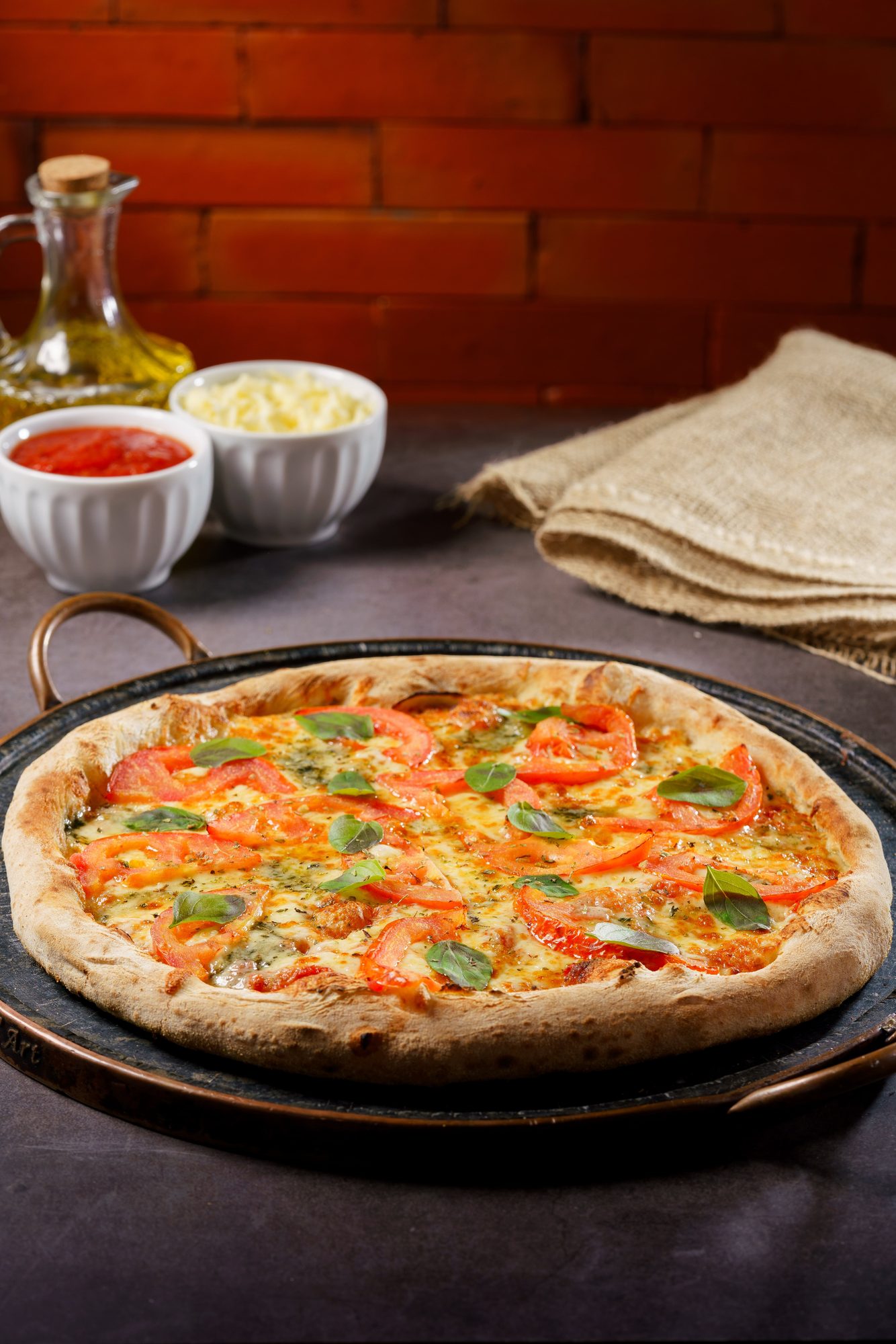 Pizza Marguerita da Garage85 inteira, recém-saída do forno