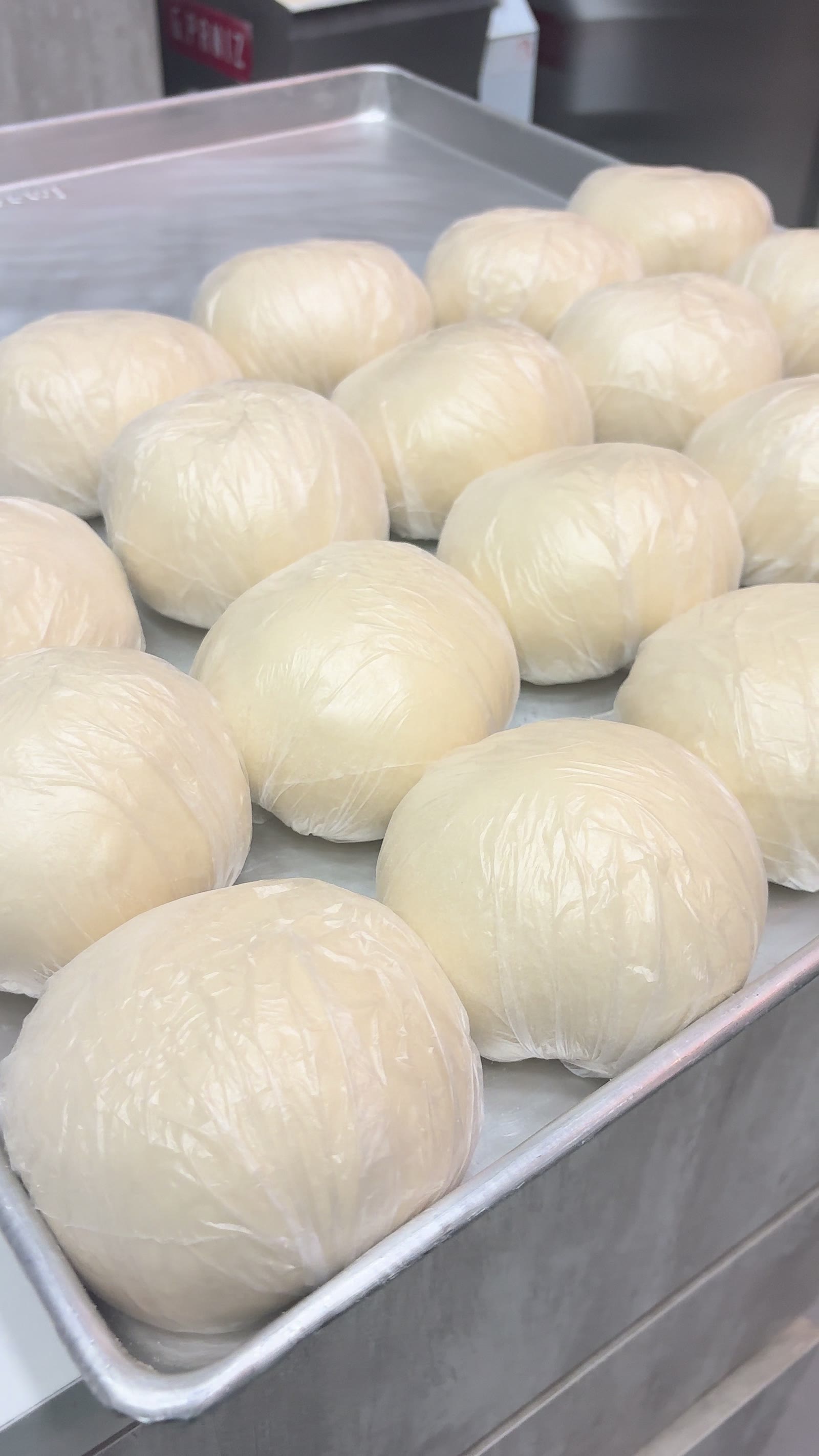 Bolas de massa de longa fermentação da Garage85 na assadeira
