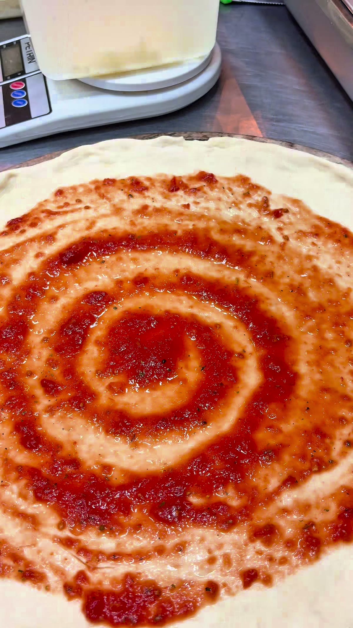 Molho de tomate italiano espalhado em espiral na massa da Garage85